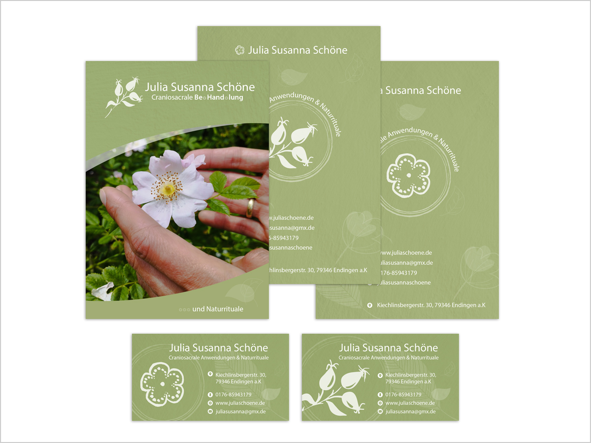 Flyer und Visitenkarten von Julia Susanna Schöne mit Fokus auf craniosacrale Anwendungen und Naturrituale, mit einem Bild von einer Hand, die eine Blume hält.