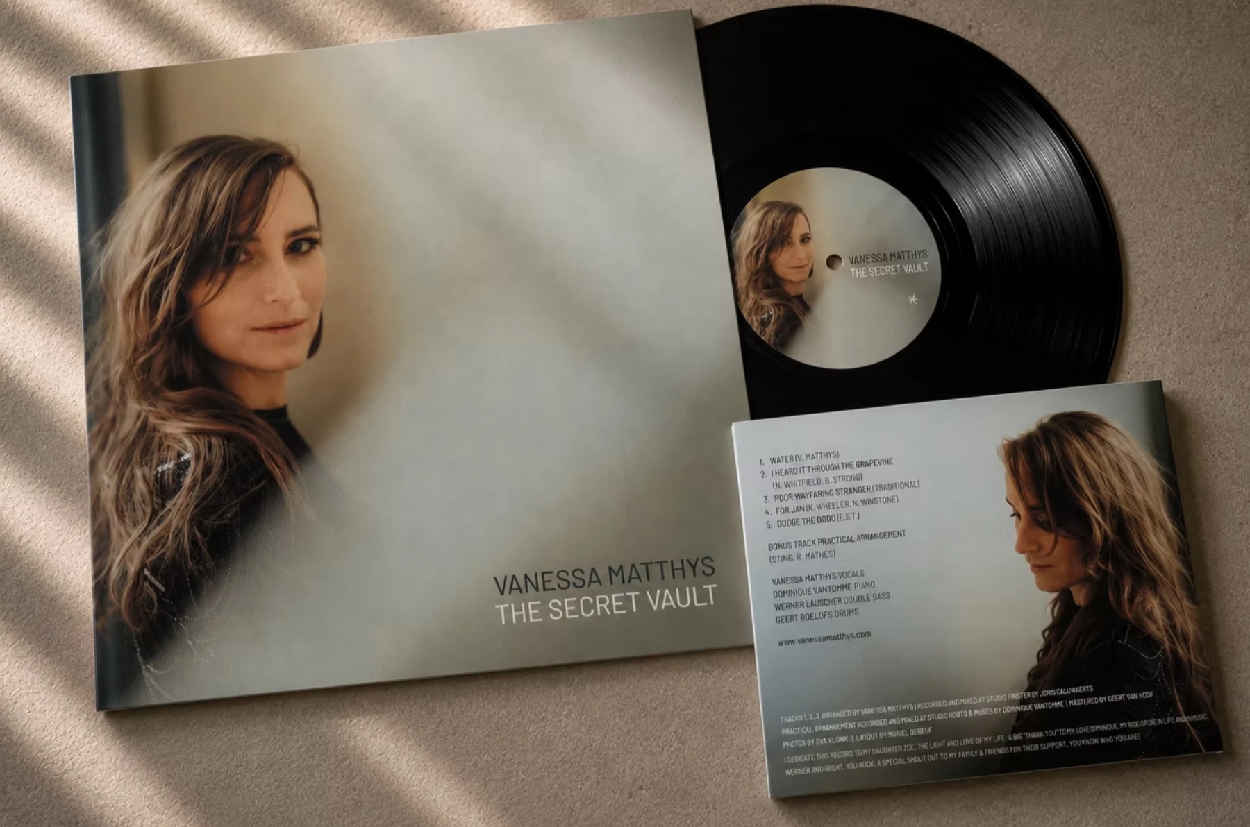 Vinyl-Cover und CD des Albums „The Secret Vault“ von Vanessa Matthys, Artwork von debeuf grafikdesign